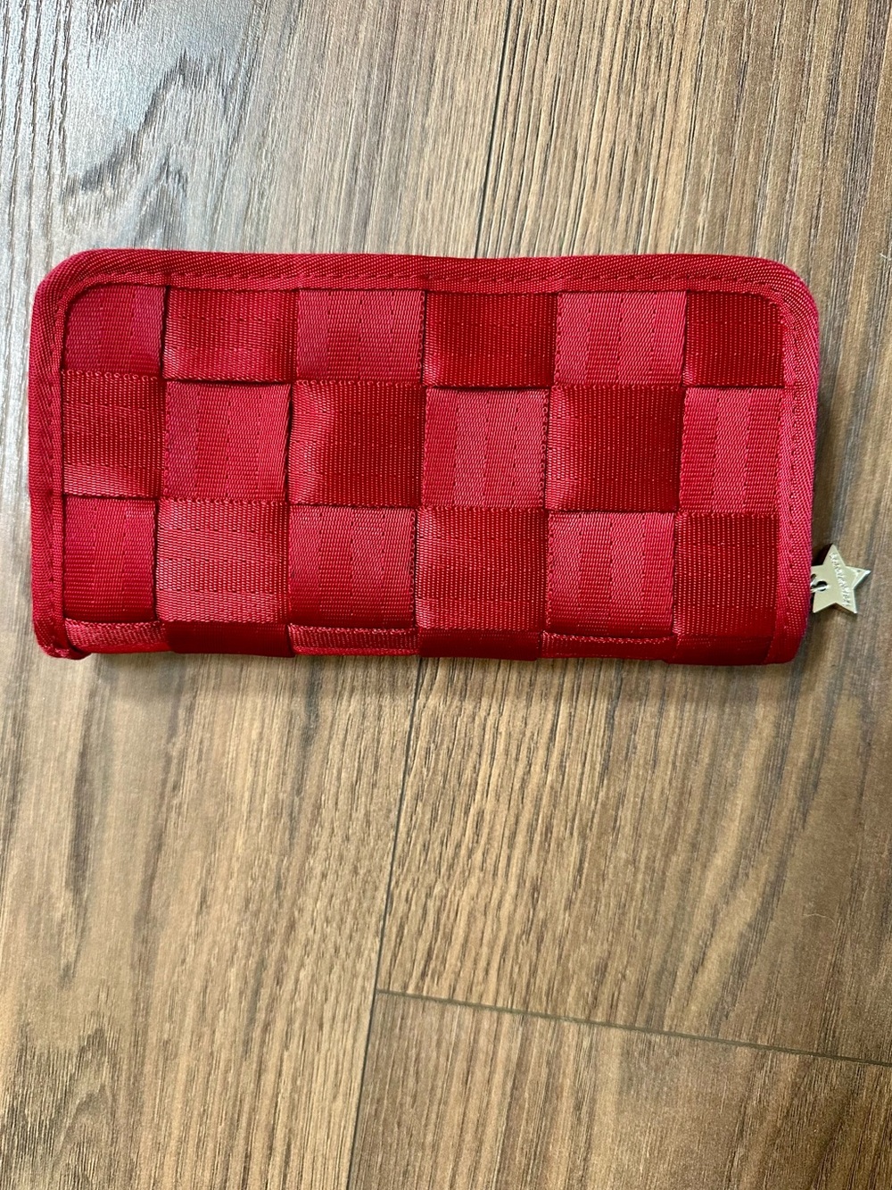 Harvey’s Seatbelt Red Zip Wallet - Picture 2 of 10